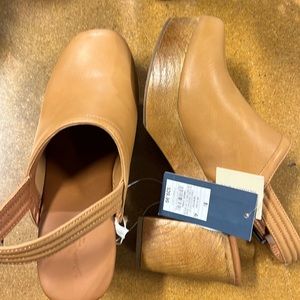 Women's size 8.5 Watson Platform Heels - Universal Thread TAN Clogs